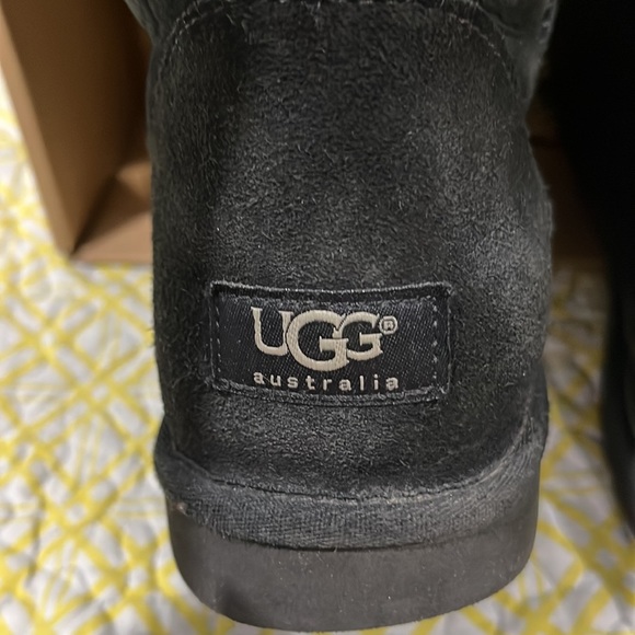 Uggs M classic short authentic with box size 10 where a couple of times - Picture 3 of 8